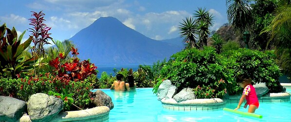 Una piscina al aire libre (de 09:00 a 21:00), sombrillas, tumbonas