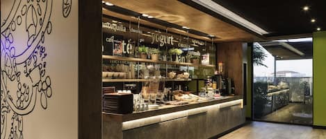 Petit déjeuner buffet servi tous les jours en supplément