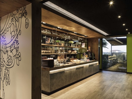 每日供应自助式早餐(每人 EUR 8.50)