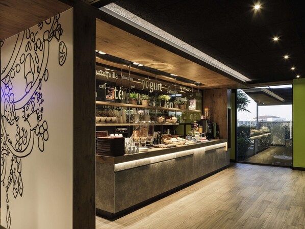 Tägliches Frühstücksbuffet (8.50 EUR pro Person)