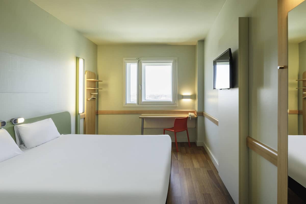 In-room safe, desk, soundproofing, iron/ironing board