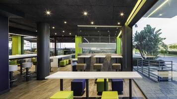 Se ofrece un desayuno bufé (8.50 EUR por persona)