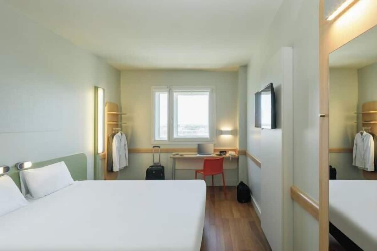 In-room safe, desk, soundproofing, iron/ironing board