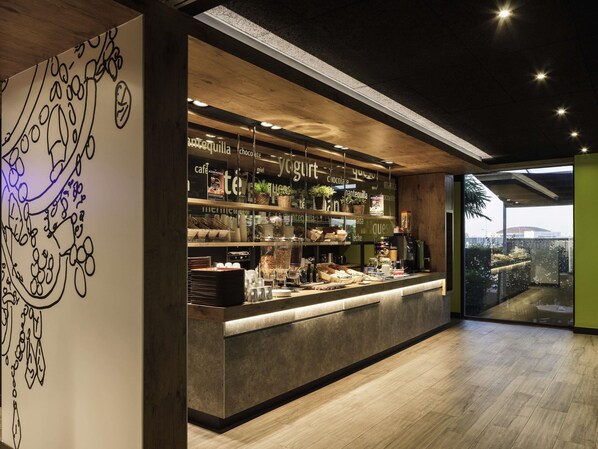 Daily buffet breakfast for a fee - ibis budget Malaga Aeropuerto Avenida Velazquez (Málaga)