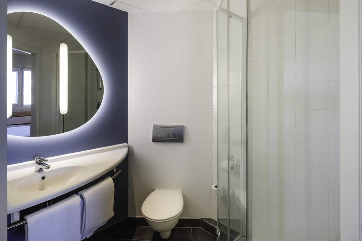 Quarto, várias camas | Cofres nos quartos, escrivaninha, quartos à prova de som