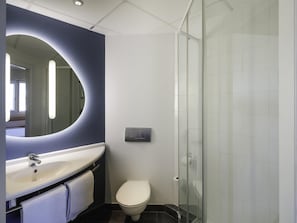 Habitación, varias camas | Caja de seguridad en la habitación, escritorio y insonorización