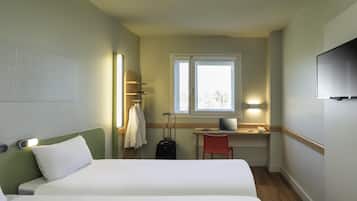 Twin kamer, 2 eenpersoonsbedden | Een kluis op de kamer, een bureau, geluiddichte muren