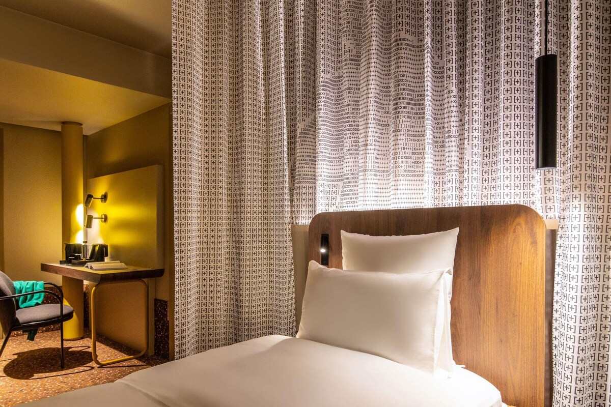 Room, 1 Twin Bed, Accessible (Tribe Extra) | In-room safe, desk, laptop workspace, blackout drapes