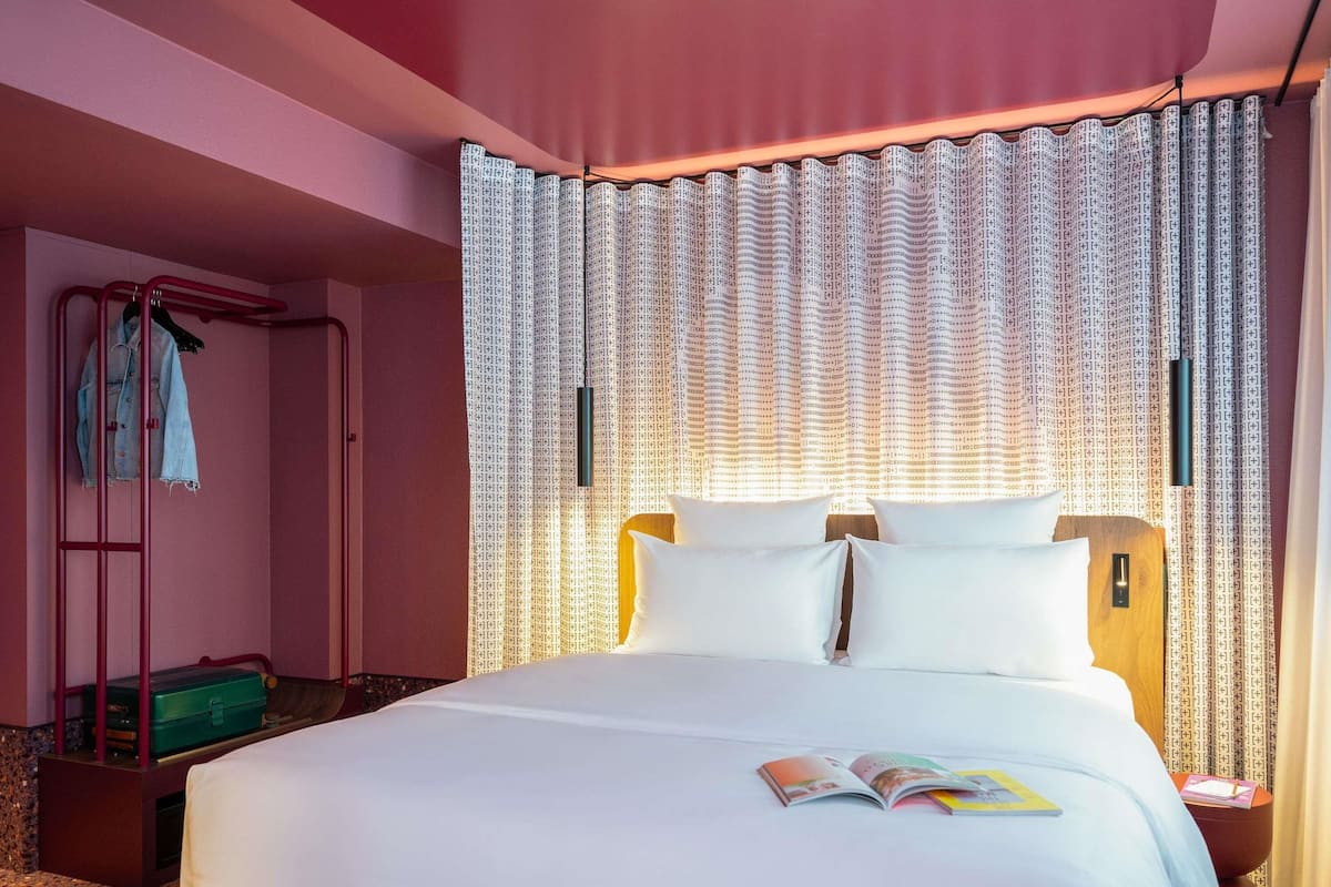 Habitación (Tribe Essential) | Caja de seguridad en la habitación y escritorio