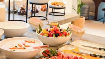 Desayuno buffet diario (EUR 23 por persona)