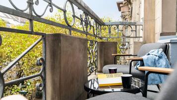 Zimmer, Balkon (Tribe Essential) | Zimmersafe, Schreibtisch, laptopgeeigneter Arbeitsplatz