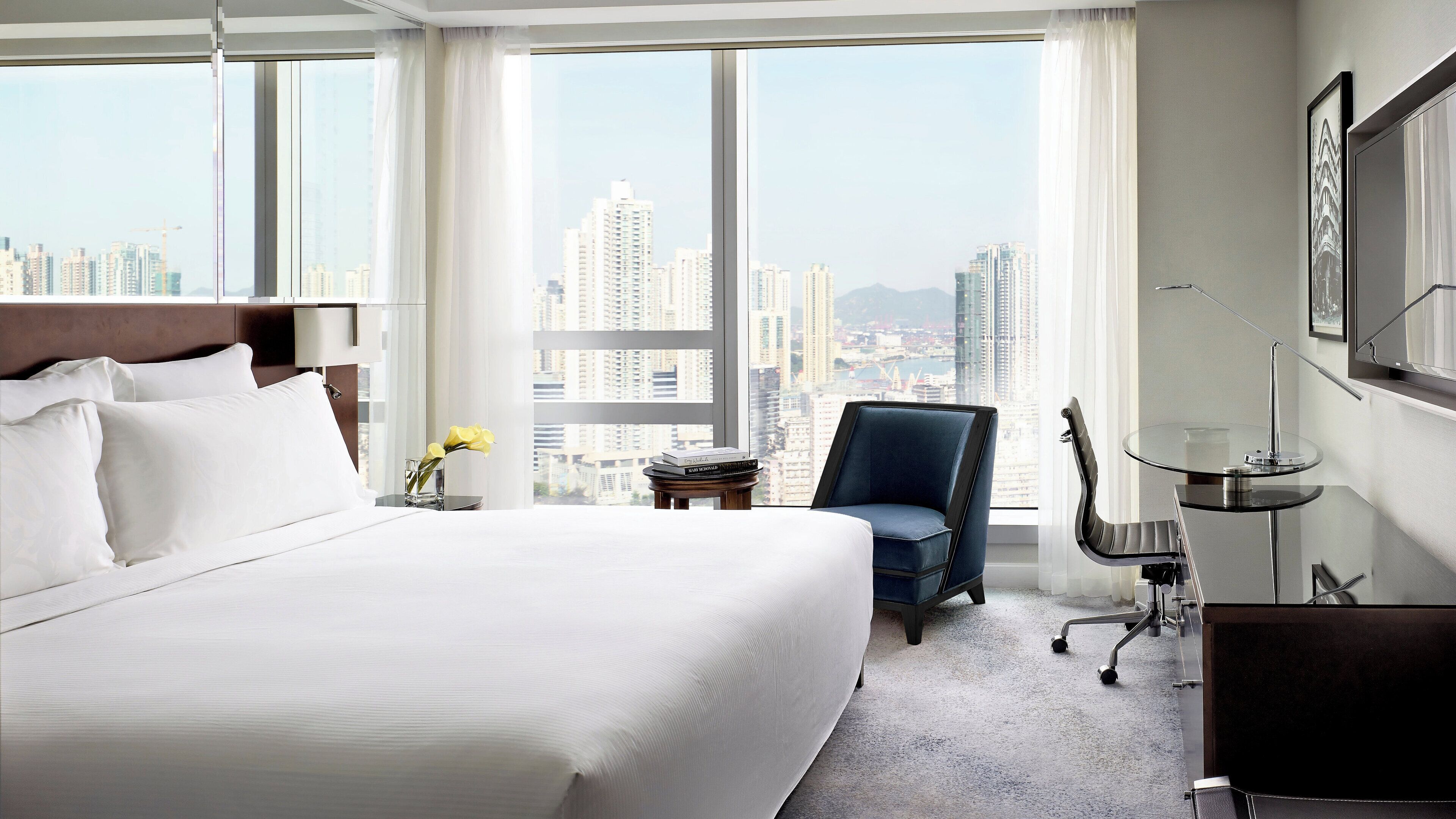 Hypo-allergenic bedding, minibar, in-room safe, desk