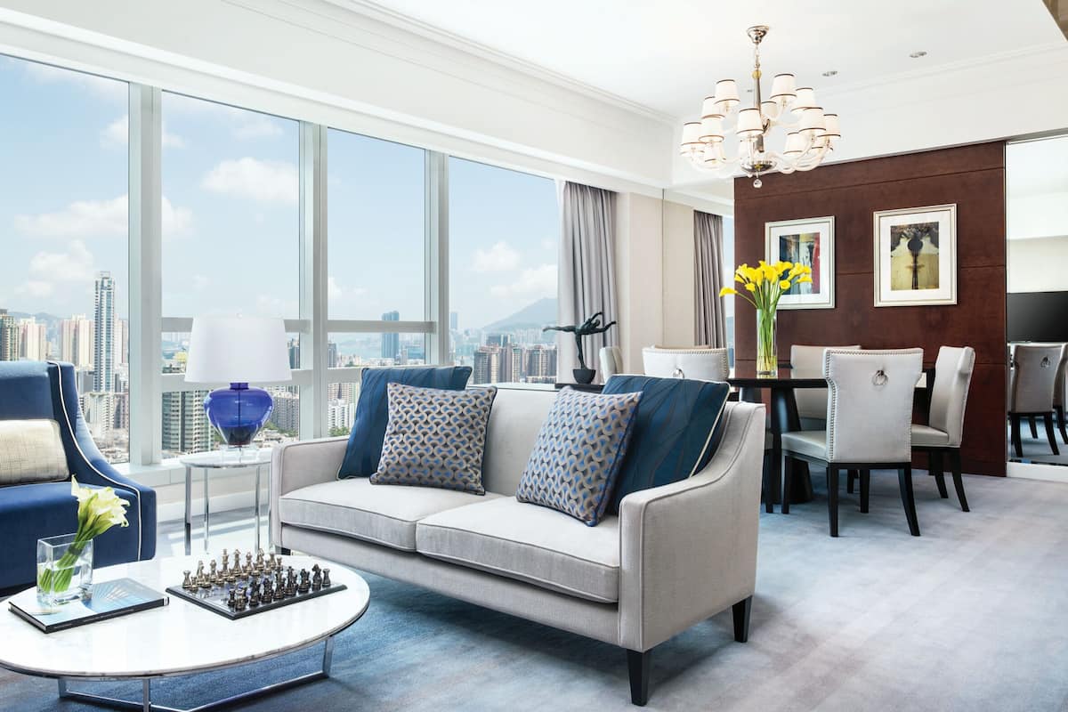 Suite, accesso al Club Lounge | Area soggiorno | TV LED 40 pollici con canali satellitari, TV