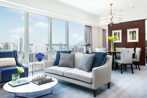 Hypo-allergenic bedding, minibar, in-room safe, desk