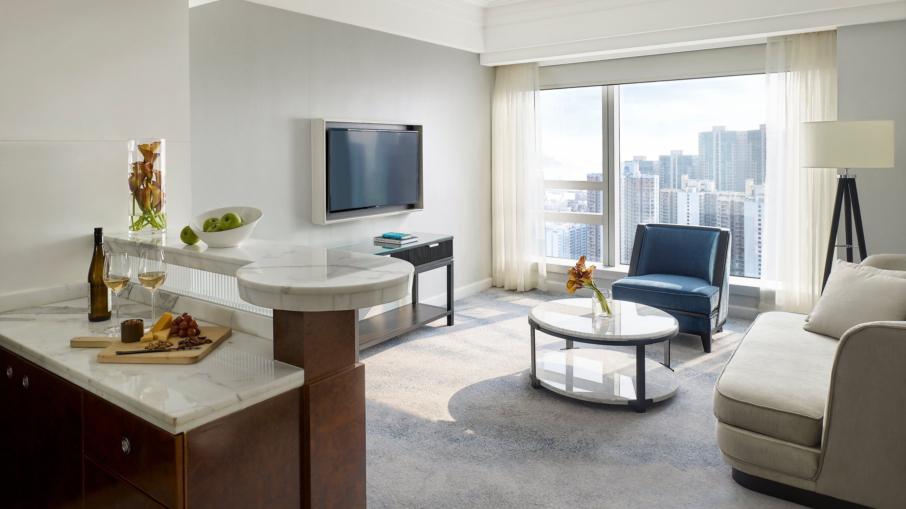 Club One-Bedroom Suite with Kitchen | Hypo-allergenic bedding, minibar, in-room safe, desk