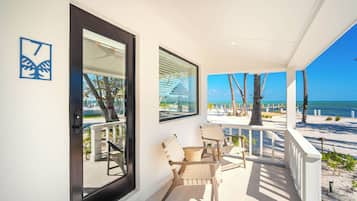 Oceanfront Pool View King Room | Terrace/patio