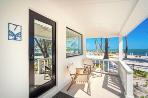 Suite estudio, vistas a la piscina, frente al mar (King) | Terraza o patio
