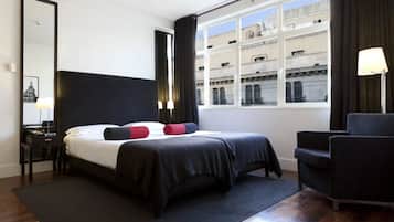 Suite júnior | Minibar, caixa forta a l'habitació, escriptori i cortines opaques