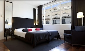 Junior Suite | Minibar, in-room safe, desk, blackout drapes