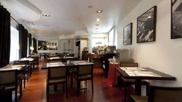 Tägliches Frühstücksbuffet gegen Gebühr