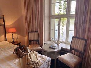 Minibar, escritorio, wifi gratis y ropa de cama 