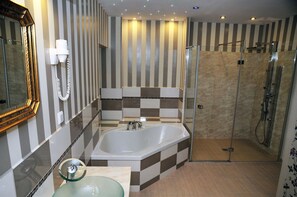 Suite | Badezimmer | Dusche, Haartrockner, Handtücher