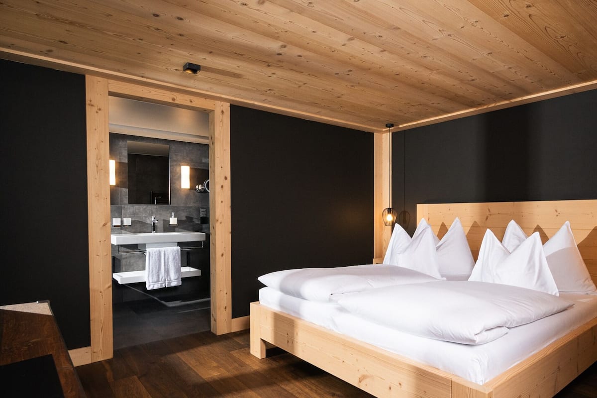 Deluxe Suite | 1 bedroom, hypo-allergenic bedding, in-room safe, desk