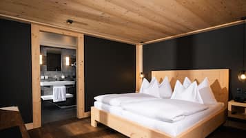 Deluxe Suite | Hypo-allergenic bedding, in-room safe, desk, free WiFi