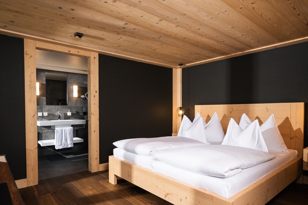 Deluxe Suite | Hypo-allergenic bedding, in-room safe, desk, free WiFi