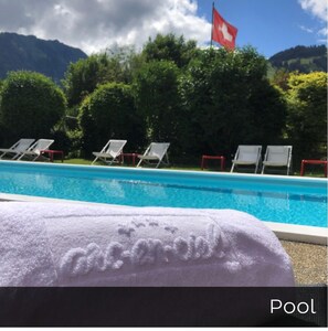 Piscine extérieure (ouverte en saison), parasols de plage
