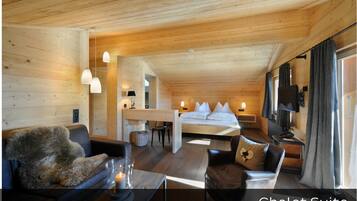 Chalet Suite | Allergiatestatut vuodevaatteet, tallelokero huoneessa, työpöytä