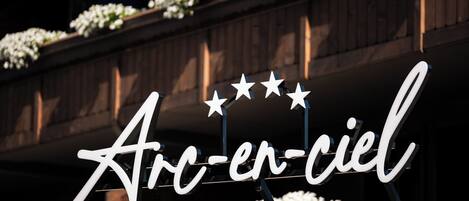 A sign with the text 'An-en-ciel' and three stars above it.