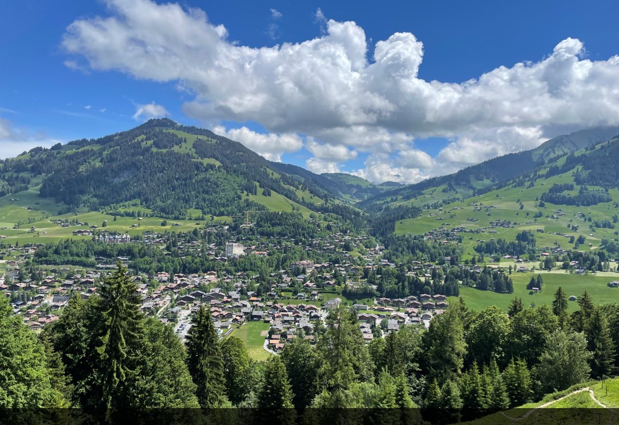 Une ville nichée dans une vallée, avec des montagnes en toile de fond.