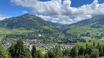 Une ville nichée dans une vallée, avec des montagnes en toile de fond.