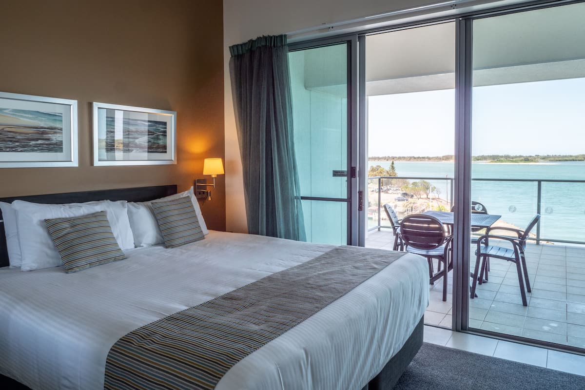 One Bedroom Executive Suite | In-room safe, iron/ironing board, free WiFi, bed sheets