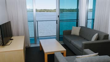 One Bedroom Riverview Suite | Woonkamer | Een 55-inch televisie met digitale zenders