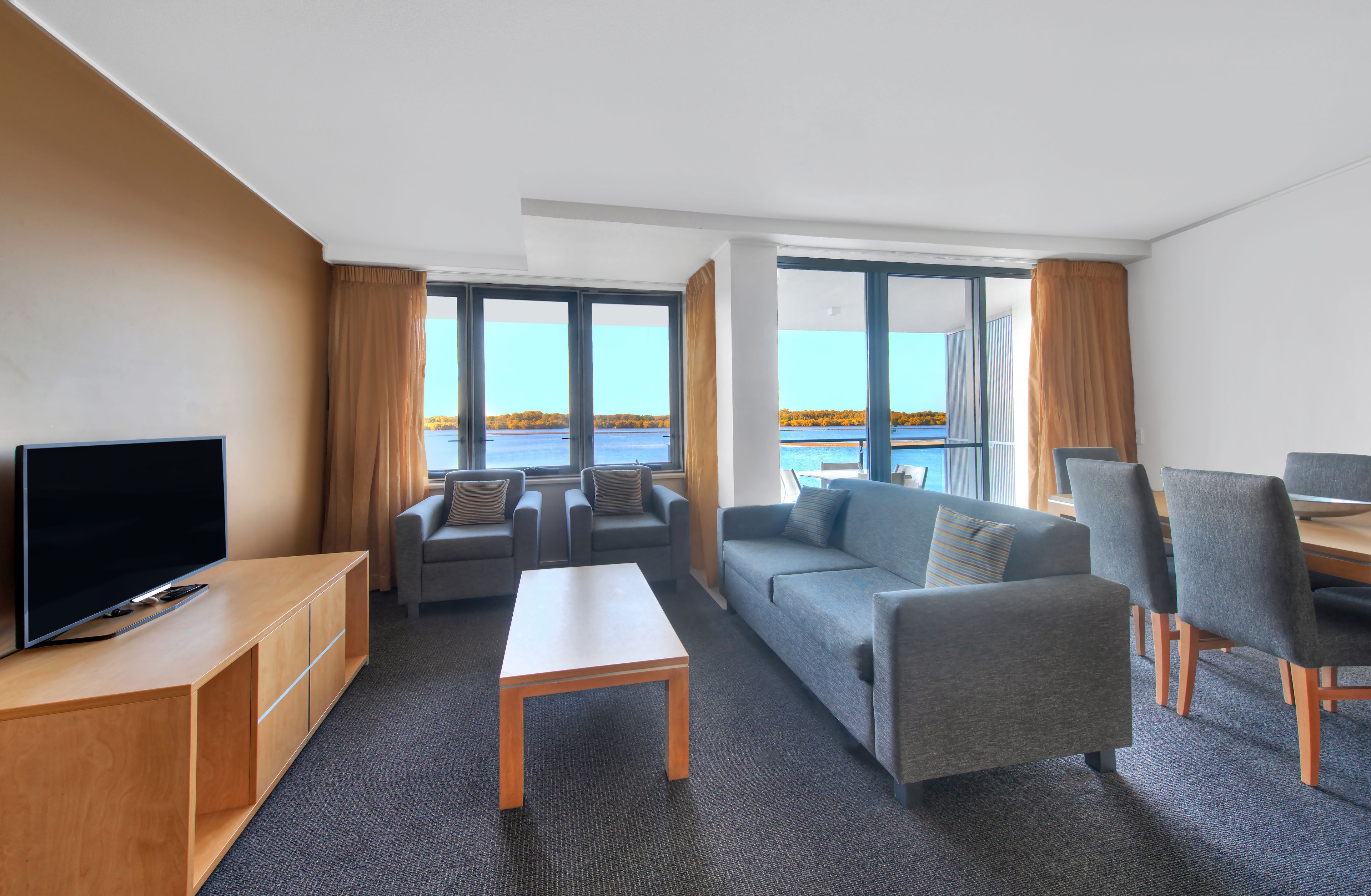 One Bedroom Riverview Suite | 起居區 | 55-吋電視，提供數位頻道