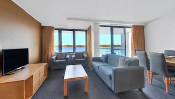 One Bedroom Riverview Suite | Coin séjour