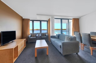 One Bedroom Riverview Suite | Zona de estar | Televisión de 55 pulgadas con canales digitales