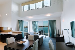 One Bedroom Executive Suite | Zona de estar | Televisión de 55 pulgadas con canales digitales