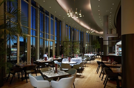 Restaurant. DoubleTree by Hilton Hotel London ExCel