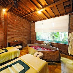 Couples treatment rooms, body treatments, aromatherapy, body wraps