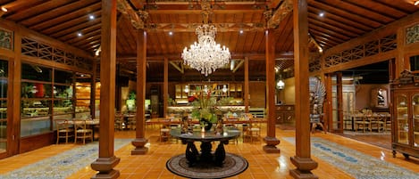 Frühstück, Mittagessen, Abendessen, Blick auf den Garten