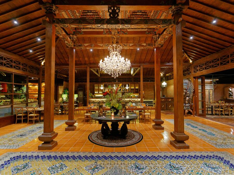 Breakfast, lunch, dinner served; garden views