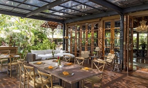 2 restaurants, breakfast served