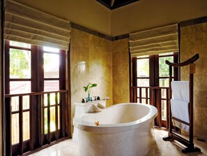 Baignoire et douche séparées, baignoire relaxante profonde