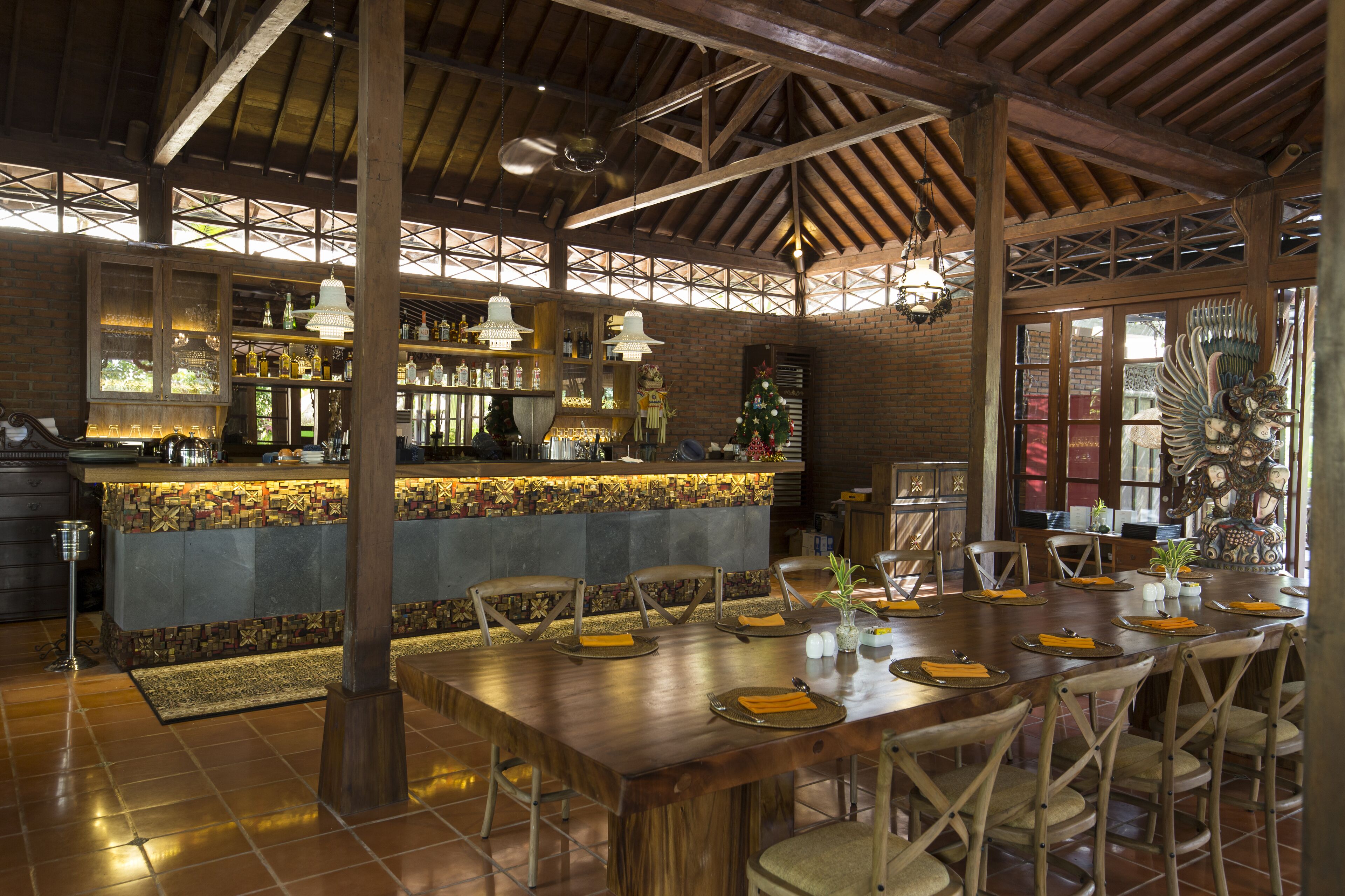 2 restaurants, breakfast served