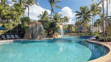 3 piscinas al aire libre, cabañas de piscina (de pago), sombrillas