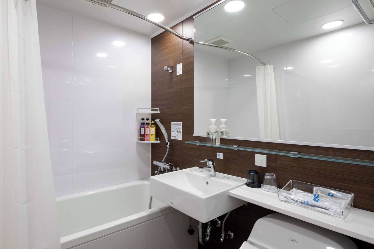 combined shower/bathtub, free toiletries, hair dryer, slippers