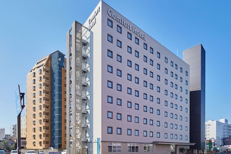 Edificio de Comfort Hotel con varios pisos y un diseño arquitectónico moderno.
